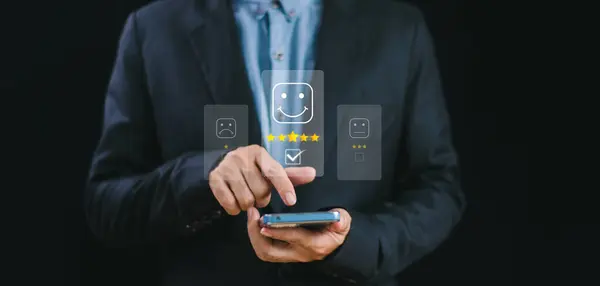 Müşteri memnuniyeti anket geribildirim konsepti. 5 yıldızlı tatmin değerlendirmesi. En iyi servis deneyimi beş yıldız ikon dereceli online uygulama. İnsan değerlendirme ürünü, memnuniyet iyi fikir.