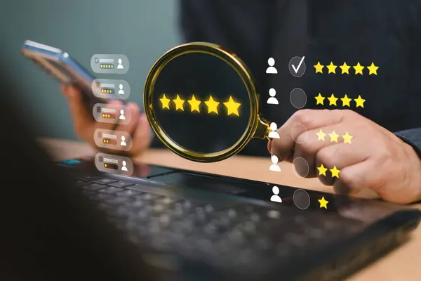 Müşteri memnuniyet değerlendirmesi anket konsepti. Kullanıcı, büyüteçle ilgili mükemmel deneyimi olan işletme hizmetine beş tane gülen yüz oranı verdi. Müşteri beş yıldızlı hizmet değerlendirmesi yapar