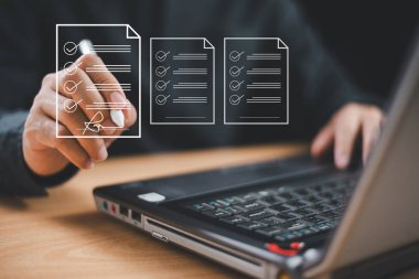 E-imzalı online sözleşme, dijital elektronik imza, belge yönetimi, kağıtsız iş bürosu. İşadamı dijital bilgisayarı imzaladı, elektronik kalem mobil teknolojisini serbest bıraktı