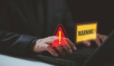 Sistem uyarı işareti hacklendi. Yazılım antivirüs alarmı algılaması, hesap teknolojisi konsepti. Siber saldırı web sitesi bilgisayar ağı. Çevrimiçi siber bilgi güvenliği. Kötü niyetli virüs siber suç