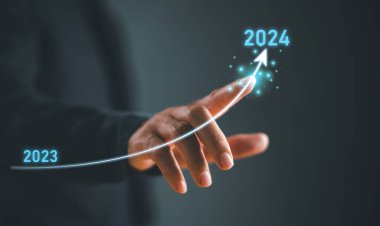 Yeni bir iş kuracağız. 2024 yeni yıl, hedef, başarı için hedef, hedef eylem planı, pazar eğilimi 2023-2024, yıllık plan geliştirme. İş adamı ok meydan okuma iş stratejisi kavramını artırdı