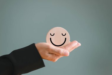 Dünya Akıl Sağlığı Günü. Ahşap gülüşü, gevşemiş yüzler, millet. Ruh sağlığı konsepti. İyi geri bildirim değerlendirme anketi, pozitif duygu, müşteri değerlendirmesi, değerlendirme, tatmin 