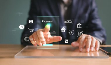 Business FinTech konsepti. Dijital bankacılık ağı hesabı. İnternet ödeme cüzdanı uygulaması. Finansal online işlem teknolojisi. İş adamı akıllı telefon ve para simgesi ekrandaki alışveriş ödeme uygulamasında kullansın