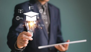 İş adamının elinde ampul mezuniyet şapkası var. E-öğrenim lisans programı konsepti. İnternet eğitimi diploması, çevrimiçi öğretmenlik eğitimi, yaratıcı düşünce çözümü
