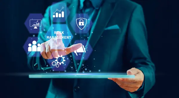 İş yatırım konsepti değerlendirmesi. İş adamı risk yönetimine dokunuyor. Matrix kontrol teknolojisi. İnternet ağı tahmin değerlendirmesi, uluslararası mali güvenlik stratejisi geçmişi