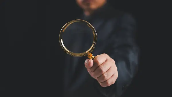 İnsan Kaynakları Yönetimi HRM konsepti. Adam büyüteç kullanıyor. İşadamı en iyi satış seosunu, dijital veri bilgilerini arıyor. Müfettiş, takım hedefini bul. Liderlik işe alım teknolojisini keşfetti