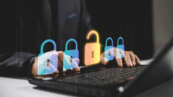 İş adamı kişisel bilgileri korur. Küresel ağ siber güvenlik teknolojisi kavramı. Kimlik hırsızlığı, veritabanı hacklemesi, internet siber suçları. Hacker saldırı riski veri kalkanı. Hasar güvenlik sistemi 