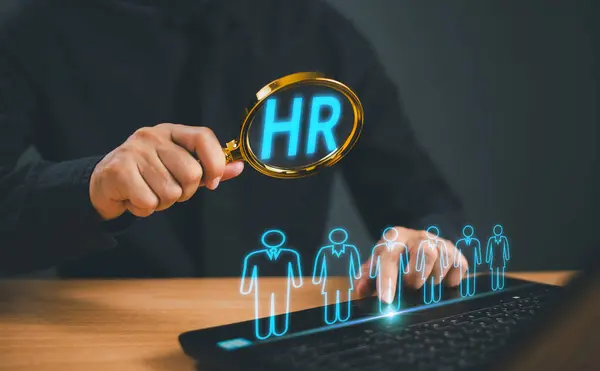 İnsan Kaynakları Yönetimi HRM konsepti. İş adamı, insan ikon kümesini insan gelişimi için büyültücü olarak kullanıyor. Ofis toplantısı için iş danışmanlığı teknolojisi. Online pazarlama işi 