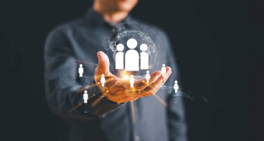 İş adamı küresel ağ müşteri hizmetlerini göster. Müşteri İlişkileri Yönetimi CRM. Veri ortağı çözüm geliştirme kavramı. Bulut ağı teknolojisi. Sosyal dijital pazarlama iş stratejisi