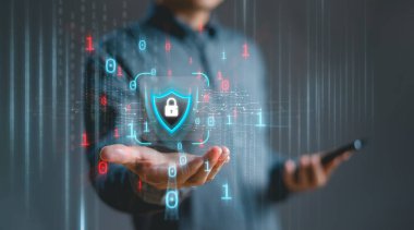 Siber güvenlik gizlilik kavramı. Bilgi bilgilerini korumak için ikon ve internet ağını kilitle. İş adamı akıllı telefon, sanal ekran ağ teknisyeninde kişi veri bilgi korumasını gösterdi