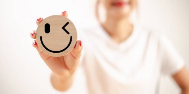 Dünya Akıl Sağlığı Günü konsepti. Zihinsel gülen ahşap yüzlü gevşek surat, iyi geri bildirim anketi, olumlu düşün refah, müşteri değerlendirmesi, değerlendirme, memnuniyet iltifatı, sakin ruh hali