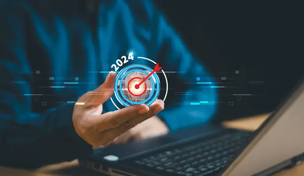 Takvim 2024 'e başla. İş adamı, küresel ağa eylem hedefi iş eğilimi 2024 stratejisini gösterdi. Yeni yıl 2024, dijital pazarlama ve kar geliri hedefleyen kişi