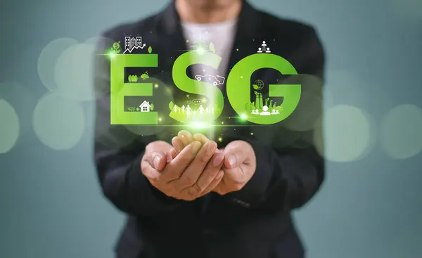 ESG çevre sosyal yönetim kavramı. Adam bilgisayar kullanarak ESG simgesini analiz ediyor. Yeşil çevre işletme finans stratejisi kavramı. ECO şirket raporu, sürdürülebilir iş yatırımı