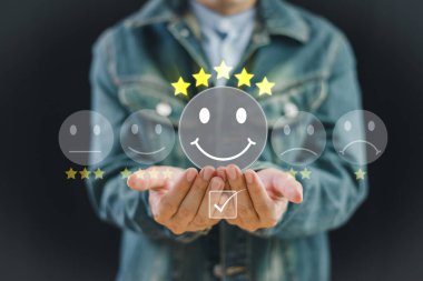 Müşteri memnuniyeti anket geribildirim konsepti. 5 yıldızlı tatmin değerlendirmesi. En iyi servis deneyimi beş yıldız ikon dereceli online uygulama. İnsan değerlendirme ürünü, memnuniyet iyi fikir.