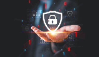 Siber güvenlik gizlilik kavramı. Bilgi bilgilerini korumak için ikon ve internet ağını kilitle. İş adamı akıllı telefon, sanal ekran ağ teknisyeninde kişi veri bilgi korumasını gösterdi