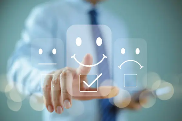 Müşteri memnuniyeti anket geribildirim konsepti. 5 yıldızlı tatmin değerlendirmesi. En iyi servis deneyimi beş yıldız ikon dereceli online uygulama. İnsan değerlendirme ürünü, memnuniyet iyi fikir.