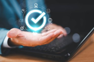 Belge yönetim sistemi kavramı. İşadamları elektronik belgeleri dijital ekranda kontrol ediyorlar. İş performans değerlendirme listesi incelemesi, doğru işaret işareti çevrimiçi onaylı kağıtsız kalite