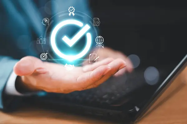 Belge yönetim sistemi kavramı. İşadamları elektronik belgeleri dijital ekranda kontrol ediyorlar. İş performans değerlendirme listesi incelemesi, doğru işaret işareti çevrimiçi onaylı kağıtsız kalite