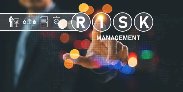 İş yatırım konsepti değerlendirmesi. İş adamı risk yönetimine dokunuyor. Matrix kontrol teknolojisi. İnternet ağı tahmin değerlendirmesi, uluslararası mali güvenlik stratejisi geçmişi