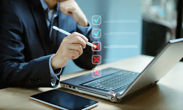 Belge yönetim sistemi DMS. İş değerlendirme formu, yanlış ve doğru cerrahi anketi, denetim listesi görev formu. İş adamı dizüstü bilgisayar ekranında çalışır, anket formunu çevrimiçi doldurur.