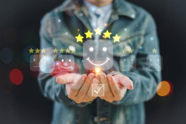 Müşteri memnuniyeti anket geribildirim konsepti. 5 yıldızlı tatmin değerlendirmesi. En iyi servis deneyimi beş yıldız ikon dereceli online uygulama. İnsan değerlendirme ürünü, memnuniyet iyi fikir.