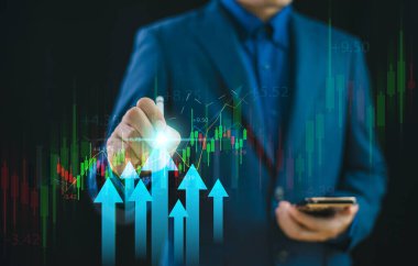 İş planı konsepti. Yatırımcı, dijital artış ok piyasası ve finansal yatırım için kalem kullanıyor. Hisse pazarlama geçmişinde büyüyen satış grafiği. Büyüme kar geliştirme başarısı