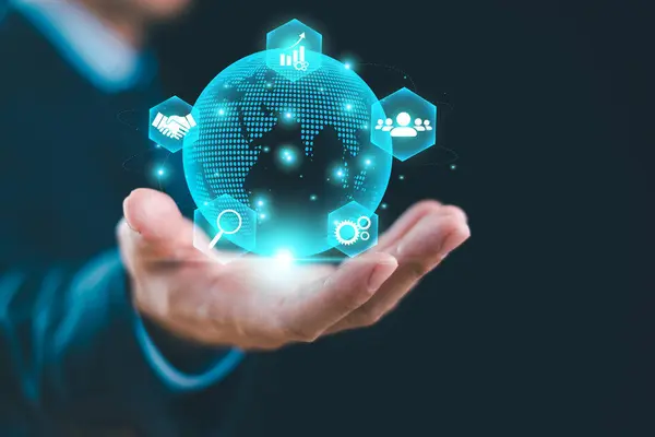 İnternet pazarı çözümü, küresel iş ağı kavramı. İş adamı küresel internet bağlantısı uygulama teknolojisine ve dijital pazarlamaya sahip. Finansal ve bankacılık, büyük veri dijital bağlantı teknolojisi