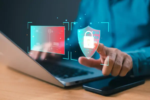 Siber güvenlik konsepti, bilgi gizliliği güvenli teknoloji sistemi. Kilit simgesi, internet ağı güvenlik teknisyeni bilgiyi hackerdan koruyor. Adam bulut dijital üzerinde bilgisayar ağını kullanıyor