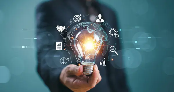 Piyasa iletişimi teknolojisi kavramı. Dijital üretim fikri, modern iş şirketi. Adam ampul gösteriyor, küresel internet bağlantısı uygulaması. Finansal bankacılık, bağlantı teknolojisi.