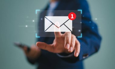 E- posta uyarısı kavramı. Yeni e-posta bildirimi, iş e-posta iletişimi, dijital pazarlama, internet teknolojisi. Gelen kutusu elektronik mesaj kampanyası alıyor. İnsanlar posta sanal ekranına dokunuyor