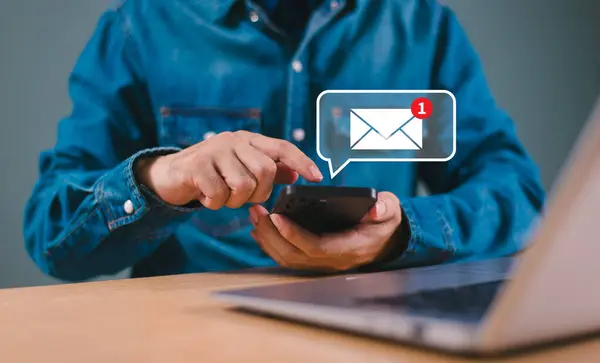 E- posta uyarısı kavramı. Yeni e-posta bildirimi, iş e-posta iletişimi, dijital pazarlama, internet teknolojisi. Gelen kutusu elektronik mesaj kampanyası alıyor. İnsanlar posta sanal ekranına dokunuyor