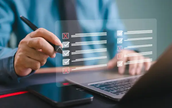 Kontrol listesi performans konsepti. İşadamı çevrimiçi kontrol listesi üzerinde bilgisayar ve akıllı telefon uygulaması tiki kullanıyor. İş anketini kontrol et, dijital anketi doldur, veri değerlendirme listesi, anket yap, denetimi değerlendir