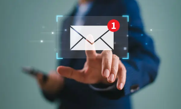 E- posta uyarısı kavramı. Yeni e-posta bildirimi, iş e-posta iletişimi, dijital pazarlama, internet teknolojisi. Gelen kutusu elektronik mesaj kampanyası alıyor. İnsanlar posta sanal ekranına dokunuyor