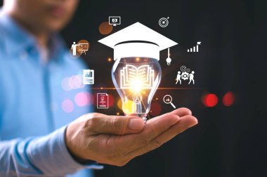 Eğitim bilgisi, lisansüstü eğitim programı konsepti. Öğrenci kitap ikonu, ampul mezuniyet şapkası. Öğrenim bilgisi, yaratıcı düşünce, online eğitim sınıfı, diploma çözümü