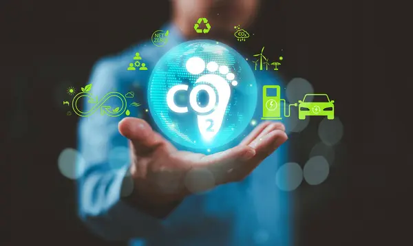 Karbon ayak izi ikonu. Küresel ısınma ve iklim değişikliği kavramını sınırlamak için CO2 emisyonunu azalt. Sürdürülebilir kalkınma, yenilenebilir enerji üzerine yeşil iş, elektrik taşımacılığı. Ayak izi azaltma 