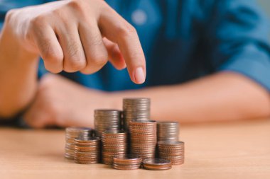 Para bütçesi büyüme konsepti. Para yığını olan bir işadamı, tasarruf etmek ve yatırım yapmak için parayı bölüşmeyi yönetir ve gelir sağlar. Tasarruf ve yatırım konsepti. Finansal iş dünyası hesap kavramı