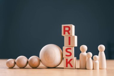 Risk yönetimi konsepti. Aile hayatı, finans, mortgage, sağlık, danışman, kaza, ev, sigorta ve iş dengesi analizleri için kurumsal risk yönetimi stratejisi. Tahta bir blokta risk