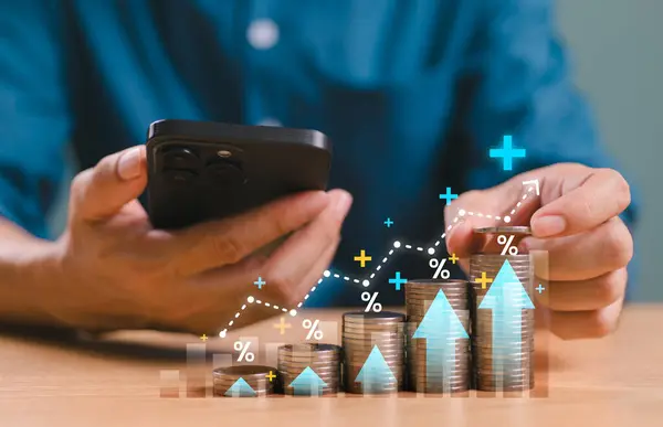 Faiz oranı artışı konsepti, komisyon kredisi. Banka poliçesi zammı. İşadamı cep telefonu, bozuk para, hesap makinesi, ok ve yüzde sembolü, finansal bankacılık artışı kullanıyor