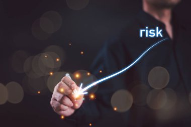 Düşük riskli iş kontrol kavramı. İşadamı risk fırsatlarını analiz etmek ve risk seviyesi göstergelerini planlamak için kalem kullanıyor. Düşük derecelendirme, yüksek dijital sanal ölçüye. Mali risk yönetimi 