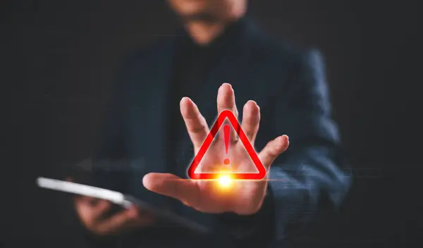 Uyarı simgesi konseptini uyar. Geliştirici veya programcı güvenlik uyarı üçgeni işaretine erişmek için tablet kullanır. Siber güvenlik internetteki risk dolandırıcılığını durdurdu. Dolandırıcılık ihbarı tehlikesi