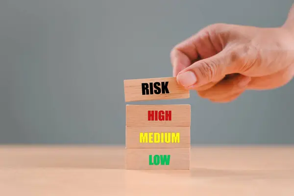 Risk yönetimi kriz konsepti. Emlak işi için finansal analiz çözümü. Elle durdurma ekonomik risk. Yüksek ve Düşük Ortaçağ ile ahşap blokta risk sözcükleri. Sigorta güvenlik değerlendirmesi