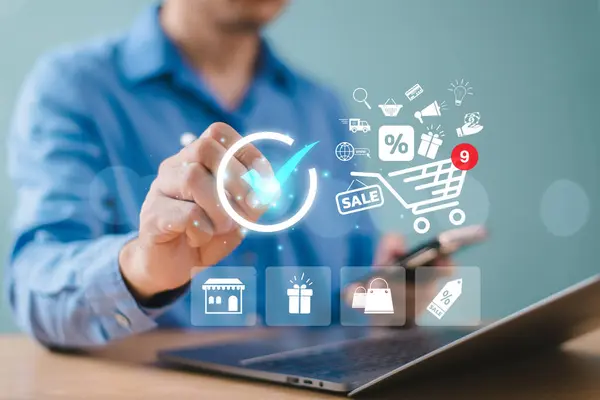 Çevrimiçi dijital pazarlama kavramı. Yatırım E-ticaret satış konsepti. İş adamı cep telefonu kullanır, pazar kanalı çözümü. Promosyon ürün servis planı, arama motoru, sosyal medya, SEO web sitesi