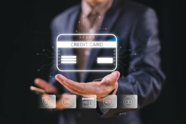 Kredi kartı teknolojisi konsepti. Çevrimiçi alışveriş, ev teslimatı, E-ödeme ve E-ticaret. Mobil bankacılık ağında el ele tutuşan dijital kredi kartı simgesi. Siber güvenlik İnternet koruması AP