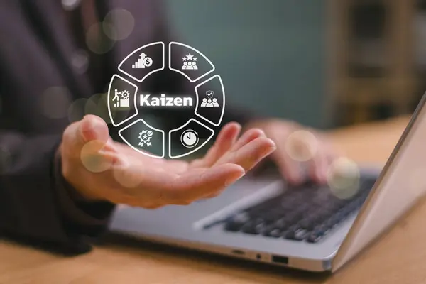 Kaizen standart iş planlama konsepti. Optimal sürekli gelişim ekip verimliliğinin etkili olması için öğreniyor. Adam, üretkenlik süreci çözümünü geliştirmek için kaizen simgesini bilgisayarla tutuyor