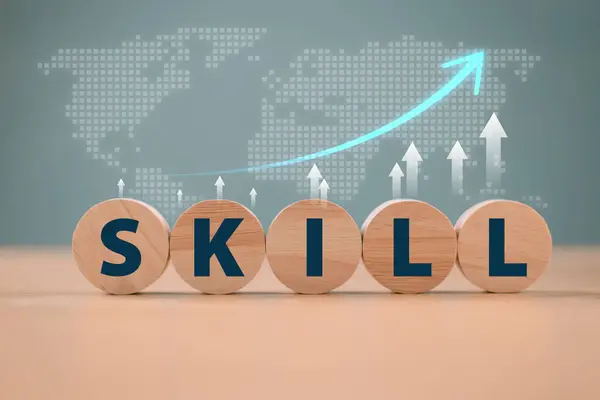 Yetenek geliştirme konsepti. Liderlik kendini beğenmişliği düşünüyor. Dünya haritası arka planında yumuşak becerili dijital ikona sahip tahta. Eğitim öğrenme yeteneği, yeni yetenek eğitim teknolojisi evrimi
