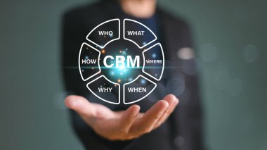 CRM Müşteri İlişkileri Yönetimi kavramı. İş adamı iş pazarlamasını analiz etmek için CRM yazılımını kullanıyor. Müşteri yönetimi stratejisi. Müşteri ilişkileri çözme teknolojisi. Kişisel veri analizi