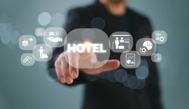Otel konukseverlik yönetimi konsepti. Dijital ağ teknolojisi çözümü. Fintech borsa planı. İşadamı bilgisayar kullanıyor, Mülk Yönetimi Sistemi. Yatırım simgesi yazılımı