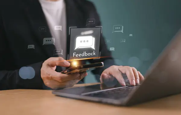 Geribildirim servisi konsepti. Çalışan yorum değerlendirmesi çevrimiçi. İş adamı, konuşma balonunda bilgisayar, geri bildirim değerlendirme simgesi ve itibar yönetimi kullanır. Uygulamada otel müşteri memnuniyeti anketi deneyimi