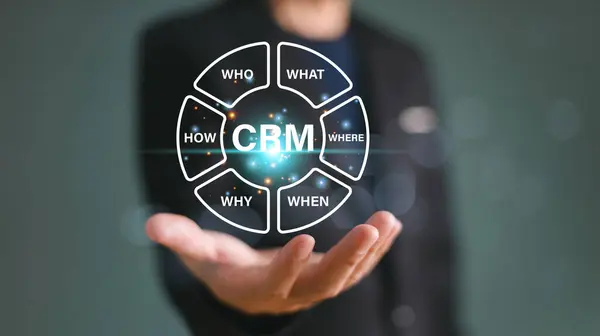 CRM Müşteri İlişkileri Yönetimi kavramı. İş adamı iş pazarlamasını analiz etmek için CRM yazılımını kullanıyor. Müşteri yönetimi stratejisi. Müşteri ilişkileri çözme teknolojisi. Kişisel veri analizi