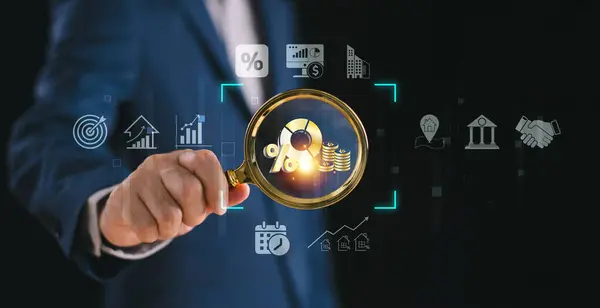 Fon muhasebe yatırım konsepti. İş adamı ekranda yatırım fonu simgesinde büyüteç kullanıyor. Sermaye değeri risk yönetimi. Borsada emeklilik geri ödeme planı, özel para finans 